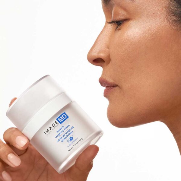 IMAGE_MD_biotech_longevity_creme_model IMAGE MD Biotech krēms